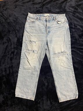 Dynamite Light Wash Distressed Woman’s Jeans